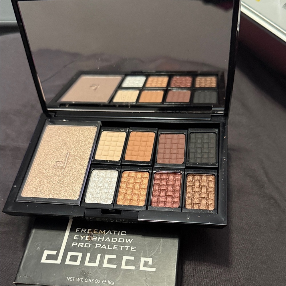 Doucce Freematic Eyeshadow Palette - Gold, Silver, Black, Brown